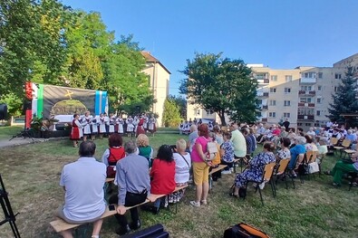 Énekel a köpeci dalárda. A szerző felvétele