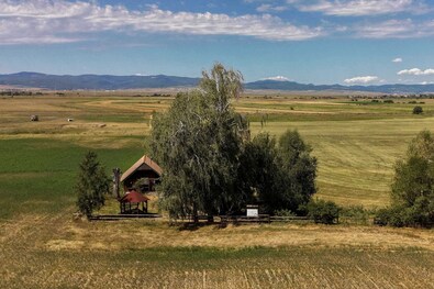 A táj önmagában is különleges: a mezők közepén fekvő kis oázist távolról a Háromszéki-havasok vonulata keretezi. A szerző felvétele