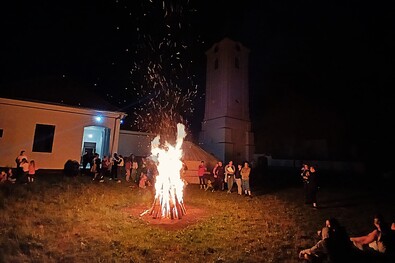 Köpecen a vakációs bibliahét a tábortűz körüli közös énekléssel zárult. A szerző felvétele