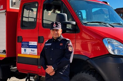 Florin Ursu főtörzsőrmester szabad idejében segített a sérült motorosnak. Fotó: Kovászna Megyei Katasztrófavédelmi Felügyelőség 