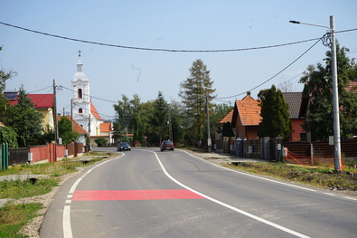 A nyujtódi templom – kerékpárút és járda is épül. A szerző felvétele
