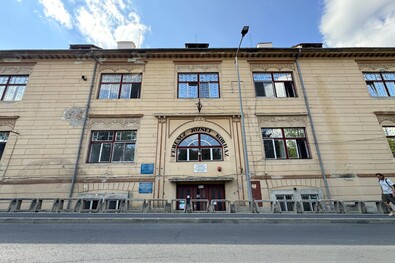 Már hosszú évek óta omlásveszélyesek az egykori Ferencz József Kórház épületei. A szerző felvétele