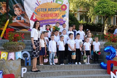 A vakációzáró rendezvény alatt elkészültek az első osztályképek is a baróti Gaál Mózes-iskola udvarán. A szerző felvétele