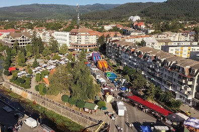 Ünneplő Kovászna madártávlatból: a nagyszínpad, a vásári sátrak és a rendezvényekkel benépesült városközpont. Fotók: Bodor János
