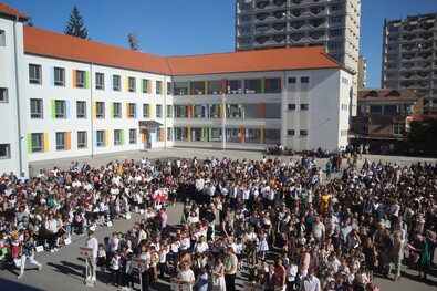 Tanévnyitó a főépület udvarán. Fotó: Albert Levente
