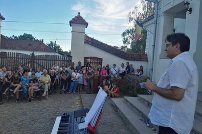 Deák Ferenc Loránd kézdivásárhelyi művészettörténész megnyitja a kiállítást.  Fotó: Facebook / Székely Géza
