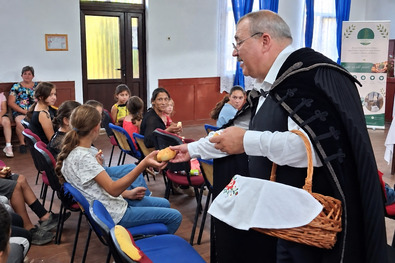 Tanfelszerelést, meleg ruhát gyűjtenek