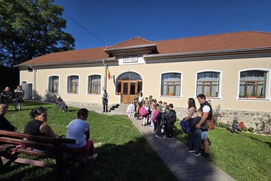 Tanévnyitó a megújult bodosi Budai József-iskolában. Fotó: Facebook / Benedek-Huszár János