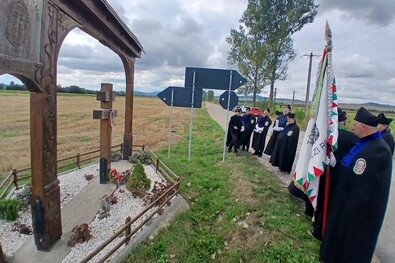 Tisztelgés a keresztútnál – a Történelmi Vitézi Rend tagjai az erdővidéki honvédbevonulásra emlékeztek. Fotó: Böjte Ferenc
