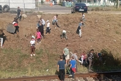 A Molnár Józsiás-iskola szemétgyűjtése. Szabó Kelemen Katalin felvétele