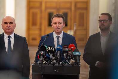 Feszült kormányalakítási kísérlet fénnyel és sötétséggel