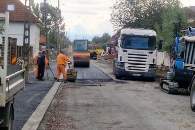 Aszfaltoznak a Kanta utcában. A szerző felvétele
