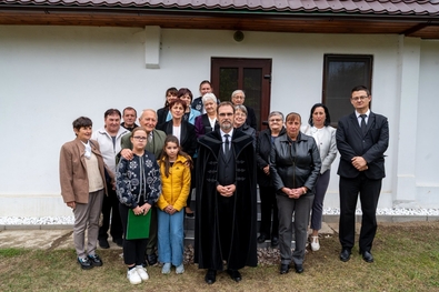 Kolumbán Vilmos József püspök a berecki szórványgyülekezet híveivel. Fotó: Facebook / Erdélyi Református Egyházkerület