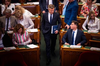 Felfüggesztették Magyar Péter mentelmi jogát