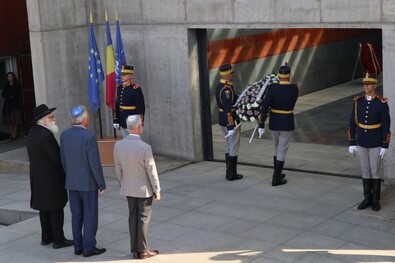Megemlékezés a bukaresti Holokauszt-emlékműnél. Fotó: Facebook / Institutul Național pentru Studierea Holocaustului din România Elie Wiesel