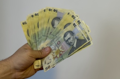 Több mint ezer lejt adott át a rendőrségnek a becsületes diák