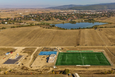 A Kovászna és Csomakőrös közötti régi poligon helyén épülő új sportkomplexum: az elkészült műfüves labdarúgópálya mellett további sportlétesítmények épülnek. Fotó: Bodor János