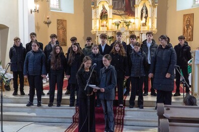 A Jancsó Benedek Általános Iskola tanulóinak előadása a templomban. Fotó: Facebook / Ilyés Botond