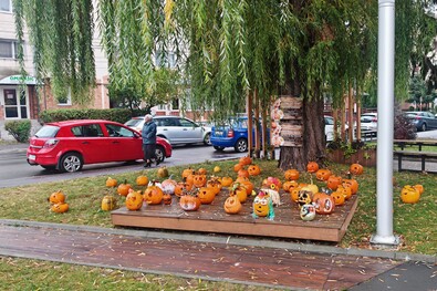 A lámpásokban nappal is pislákolt a gyertya, jelezve, hogy utólag is figyelmet kapnak.  Fotó: Bartos Lóránt
