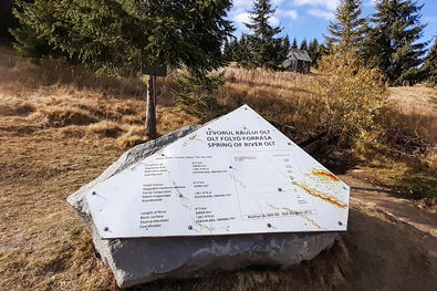 A Nagyhagymás-hegységben, 1261 méteres tengerszint feletti magasságból indul 615 kilométeres útjára az Olt. Forrásának helyét jelöli a tábla. Fotó: Bodor János felvétele