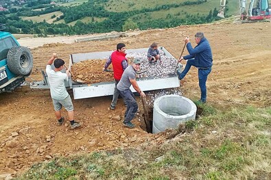 Befoglalták a forrást, mely egy itatót is táplál. Fotó: Facebook / Kézdialmás község önkormányzata